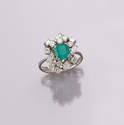 14 kt Gold Smaragd-Diamant-Ring, WG 585/000, 1 Smaragd-Rechteck ca. 1.0 ct, nat. Merkmale/Kerben, 5 Diam.-Navettes und 10 Brillanten zus. ca. 1.20 ...
