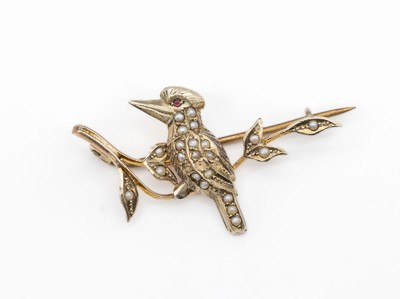 8 kt Gold Vogelbrosche, GG 333/000 gepr., um 1900, Darstellung eines Spechts auf Ast, Perlchenbesatz, Nadelung Metall, L. ca. 4 cm