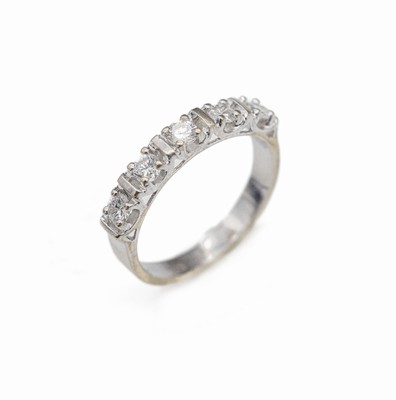 14 kt Gold Brillant-Ring, WG 585/000, 5 Brill. zus. ca. 0.40 ct (grav.) feines Weiß- Weiß/si, ca. 2.1 g, RW 48