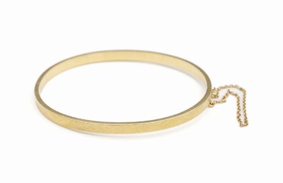 18 kt Gold Armreif, GG 750/000, ca. 10 g, Sicherheitskettchen, Klappscharnier, D ca. 6 x 5 cm