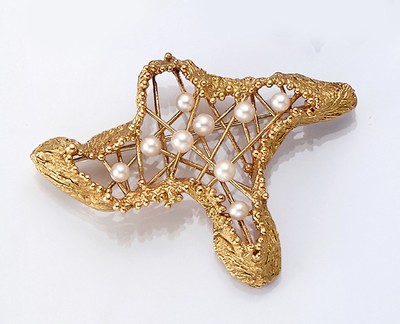 18 kt Gold Design Zuchtperl-Brosche, GG 750/000, Meistermarke H - ungedeutet, 9 kl. Zuchtperlen 2.3-2.8 mm, breites Goldband mit Borkenstruktur, ...
