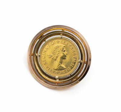 Goldmünze Sovereign 1958, Elisabeth II., rs: Hlg. Georg hoch zu Ross mitdem Drachen kämpfend, in Broschenfassung GG 333/000, total ca. 13.2 g