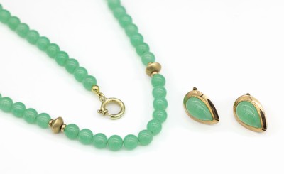 14 kt Gold Chrysopras-Schmuckset, Collier mit Chrysopras-Kugeln Durchm. ca. 6 mm, L ca. 45 cm; Paar Ohrstecker mit Clip- brisuren, ...