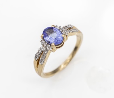 14 kt Gold Tansanit-Brillant-Ring, GG 585/000, ovalfacett. Tansanit ca. 0.80 ct, 26 8/8-Diamanten zus. ca. 0.22 ct Weiß/p, ca. 4.1 g, RW 56