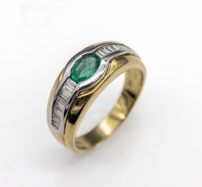 18 kt Gold Diamant-Smaragd-Ring, GG/WG 750/000, ovalfacett. Smaragd ca. 0.50 ct, 16 Diamant-Baguettes bzw. -Trapeze zus. ca. 0.75 ct Weiß/vs-si, ...