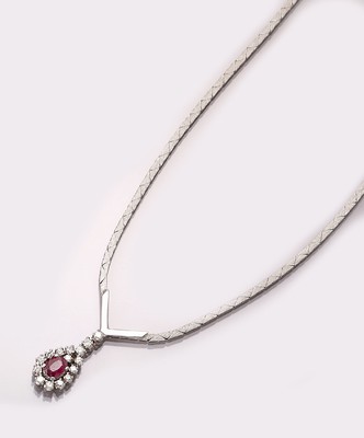 14 kt Gold Rubin-Brillant-Collier, WG 585/000, teilmatt., 1 ovalfacett. Rubin ca. 0.83 ct, 15 Brillanten zus. ca. 0.90 ct feines Weiß-Weiß/si, ca. ...