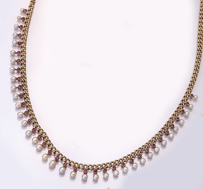 18 kt Gold Rubin-Zuchtperl-Collier, GG 750/000, 37 kleine Rubine in Zargenfassung jeweils mit kl. Zuchtperle als Abschluß Durchm. ca. 3.4-1.5 mm ...