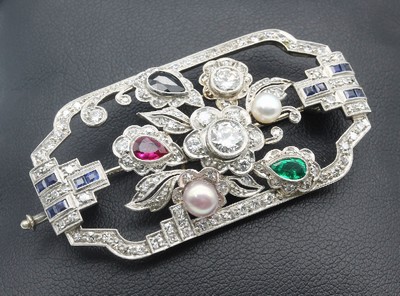 Platin Art-Deco-Brosche, um 1925/30, abstrakt floraler Aufbau, symm. Rahmen, 12 Saphir-Carrees und 1 Saphir-Tropfen zus. ca. 0.31 ct, 1 ...
