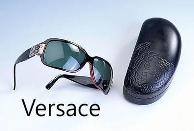 Versace Sonnenbrille Modell Nr. 4071, schwarz und roter Kunststoff, seitl. auf BügelMedusenköpfe, getönte Gläser, mit orig. Etui