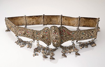 Hochzeitsgürtel, Silber gepr., wohl Kaukasus um 1880-90, prunkvoll, durchbrochen gearbeitet mit roter Folierung, mit bewegl. Abhängungen, rote ...