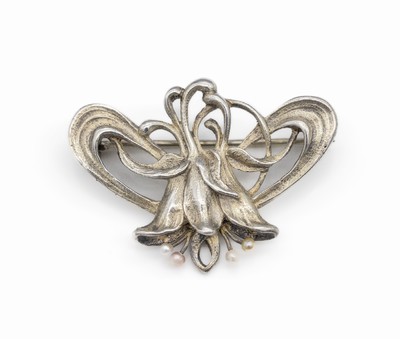 Jugendstil Brosche, Silber gepr., um 1900, feine florale Arbeit, mit kl. Perlchen, ca. 3.8 x 2.7 cm, bez. mit A Bucher