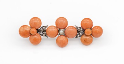 Korallen-Brosche, Metall verg., wohl Italien um 1900, Korallencabochons und kl. Perlchen, ca. 5.5 x 1.8 cm, Versand nur innerhalb der EU