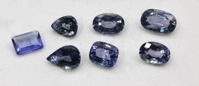 Lot 7 lose facett. Tansanite, zus. 8.98 ct, in versch. Schliffformen und Farbnuancen