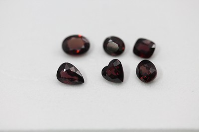 Lot 6 lose facett. Zirkone, zus. 11.24 ct, rotbraun, in versch. Schliffformen