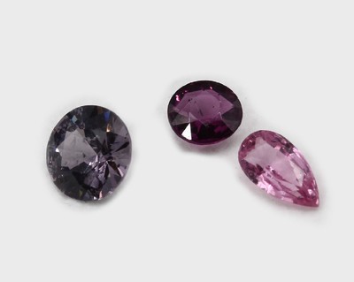 Lot 3 lose facett. Farbsteine, best. aus: 1 x Rhodolit 0.62 ct, rund, Purple, 1 x nat.Spinell, 1.02 ct, Brillantschliff, violet, 1 x ...