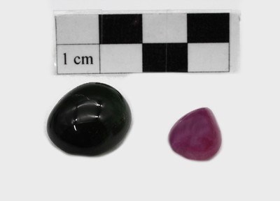 Lot 2 lose Farbstein-Cabochons, best. aus: 1 x loser Rubintropfen 9.14 ct, Red-Pink, wärme-beh., mit GCI Lab-Report, 1 x ovaler Turmalin 23.24 ct, ...