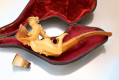 Meerschaumpfeife mit Bernsteinmundstück, um1860-80, Darstellung einer nackten liegenden Frau mit wehendem Haar, vollplastisch, feine Ausführung, ...