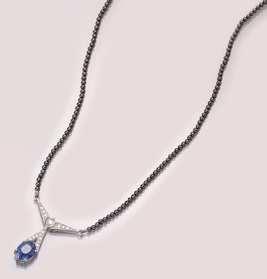 18 kt Gold Saphir-Brillant-Collier, Hämatitkugelkette, WG 750/000, ovalfacett. Saphir ca. 2.80 ct, 15 Brillanten zus. ca. 0.18 ct feines ...
