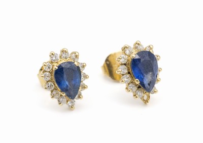 Paar 18 kt Gold Saphir-Diamant-Ohrstecker, GG 750/000, 2 facett. Saphirtropfen zus. ca. 2.0 ct, 26 Brillanten zus. ca. 0.50 ct Weiß/p,1 Stein ...