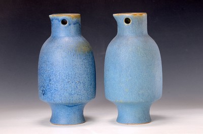 Eva Fritz-Lindner, 1933-2017, zwei Eulenvasen, Majolika, mit Laufglasur und zartem Federdekor auf der Wandung, am Boden bez. Bosch, H. ca. 30 cm