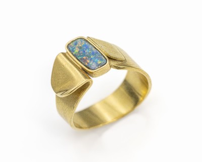 18 kt Gold Opal-Ring, GG 750/000, leicht abstrakte Gestaltung, länglicher Boulderopal, l. rissig, RW 53, ca. 6.7 g