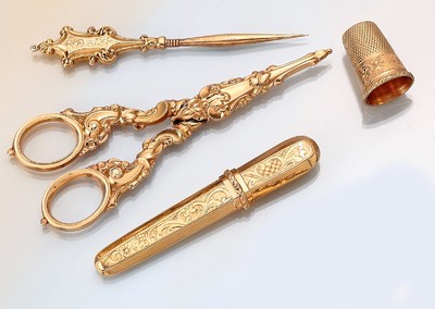 18 kt Gold Nähset, um 1890-1900, GG 750/000 gepr., best. aus: Schere mit Kappe fürKlingen, Ahle, Fingerhut und Nadelbehälter, reiches Dekor mit ...