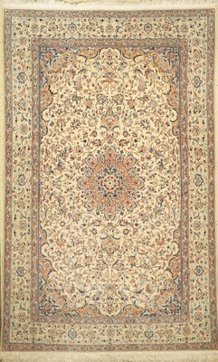 Nain fein(9 La), Persien, um 1950, Korkwolle mit Seide, ca. 275 x 173 cm, ca. 500.000 Kn/qm, (Mottenfraß an dem Ränder), EHZ: 1-2