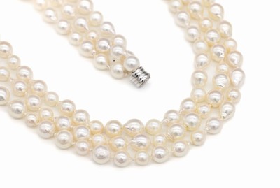 Zuchtperl-Collier, 3-rhg. barocke Zuchtperlen, D. ca. 7 - 7.2 mm, L. ca. 63 cm, Magnetschließe