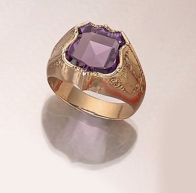 14 kt Gold Amethyst-Ring, GG 585/000 gepr.,um 1900-10, wappenförmiger Ringkopf mit ungeschnittenem Amethyst, florale Gravuren, RW70, ca. 8.0 g