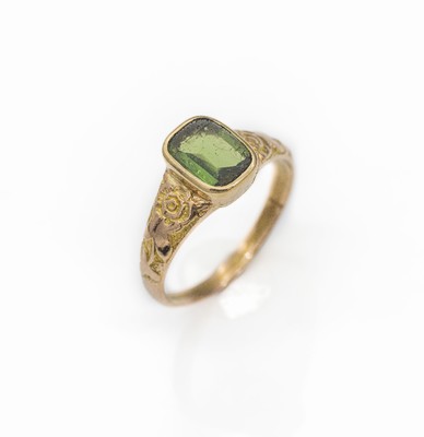 14 kt Gold Ring, GG 585/000 gepr., um 1900,Ringkopf mit grünem Glasstein, floral gestaltete Ringschultern, RW 59, ca. 3.8 g