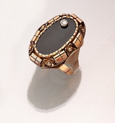 14 kt Gold Onyx-Brillant-Ring, RoseG 585/000, 1930/40er Jahre, länglich ovaler Ringkopf mit Onyxplatte, aufgelegter Brillant ca. 0.08 ct Weiß/si, ...