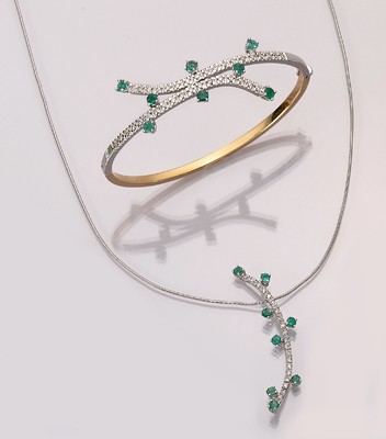 18 kt Gold Smaragd-Diamant-Schmuckset, GG/WG 750/0000, best. aus: Armreif und Anhänger an Kette, insg. 16 rundfacett. Smaragde zus. ca. 1.60 ct, 57 ...