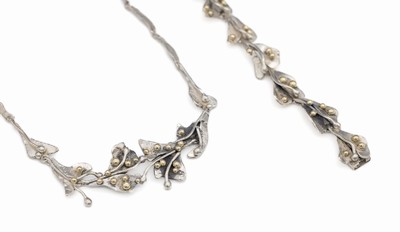 Design-Schmuckset, 925er Silber, best. aus:Collier und Armband, abstrakte Gestaltung, L. 40 und 17.5 cm, aufgelegte Kugeln verg., Steckverschluss ...