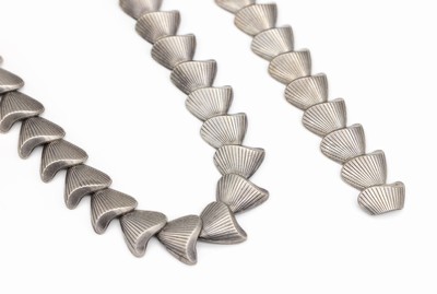 Schmuckset, 835er Silber, best. aus: Collier und Armband, abstraktes Muscheldesign,L. Collier variabel 38 - 42.5 cm, Federringschließe, L. Armband ...