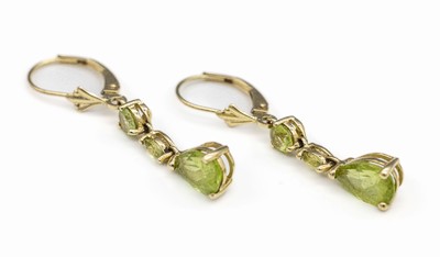 Paar 14 kt Gold Peridot-Ohrgehänge, GG 585/000, bewegl. gearbeitet, kl. Peridot in versch. Schliffformen, ca. 2.7 g