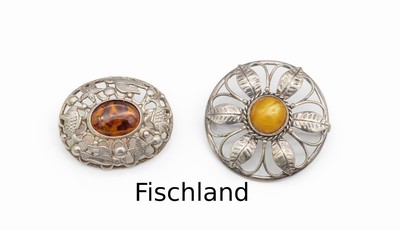 Konvolut 2 FISCHLAND Bernstein-Broschen, 835er Silber, 1940er-Jahre, 1 x oval, Rahmen mit Seesternen, Möwen und Fischen, mittig ovaler ...