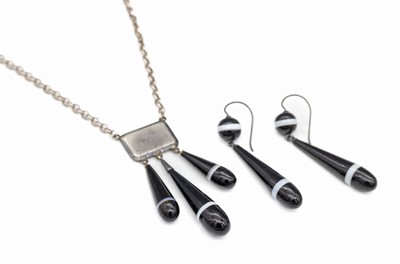 Achat-Schmuckset, Idar-Oberstein um 1880, best. aus: 1 Paar Ohrhänger und 1 Collier, 925er Silber, bewegl. abgehängter Streifenachat, Collier L. ...