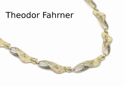 THEODOR FAHRNER Collier, 925er Silber verg., Pforzheim um 1930, länglich geschwungene Glieder, mit Markasiten, L. ca. 42 cm, Federringschließe ...