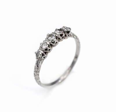 Platin Brillant-Ring, Pt 950, 5 Brillanten zus. ca. 0.30 ct Weiß/si, Ringschultern grav.,RW 56