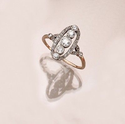 14 kt Gold Art Deco Diamant-Ring, GG 585/000 gepr., um 1920, ovaler Ringkopf, mittig 5 Altschliffdiamanten zus. ca. 0.55 ct Weiß/p, 27 weitere ...