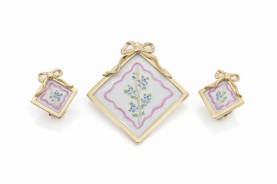 Schmuckset mit Porzellanmalerei, 925er Silber verg., Manufaktur Augarten Wien, best. aus: 1 Brosche/Anhänger, ca. 5 x 5.5 cm, und 1Paar Ohrclips, ...