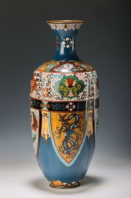 Große Cloisonné-Vase, Japan, wohl Kyoto, Meiji-Zeit, nach 1880/81, Bronze-Korpus, yusen Cloisonné, umlaufend 4 wappenförmige Kartuschen mit ...