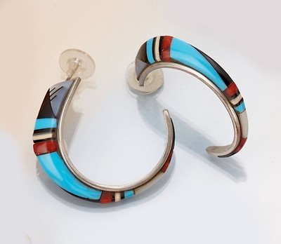 Paar Zuni Ohrstecker, Silber gepr., geschwungen, mit Türkis, Onyx, Perlmutt und Karneol, D. ca. 3 cm