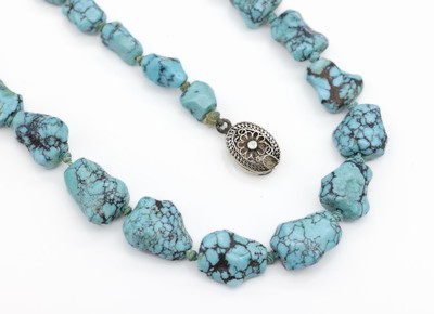 Türkis-Collier, Türkismatrix im Verlauf, D. ca. 6.2 - 10.2 mm, L. ca. 65 cm, Kastenschloß Silber