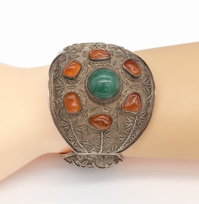 Farbstein-Armreif, Silber, China 1950er -60er, Filigranarbeit, mittig bes. mit 1 Aventurin-Cabochon und 6 versch. geformten Karneolcabochons, D. ca. ...