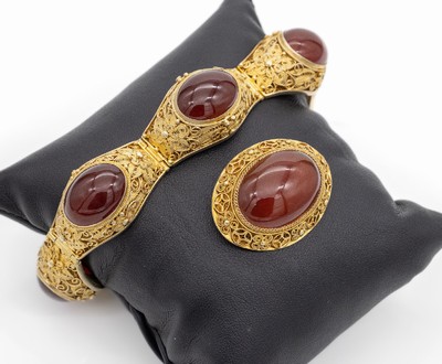 Karneol-Schmuckset, Silber verg., China um 1960, best. aus: Armband, L. 17.5 cm, Kastenschloß mit Sicherheitskettchen, und Brosche, 3.5 x 2.8 cm, ...