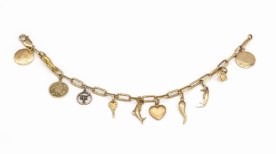 18 kt Gold Bettelarmband, GG 750/000, gepr., Karabinerschließe 8 kt Gold, GG 333/000, 11 versch. Anhänger 8 kt und 18 kt Gold, u.a. Würfel, ...