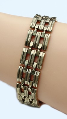 8 kt Gold Armband, GG 333/000, Backsteinoptik, L. ca. 20.5 cm, Kastenschloß mit 2 Sicherheitsachten, ca. 32.0 g