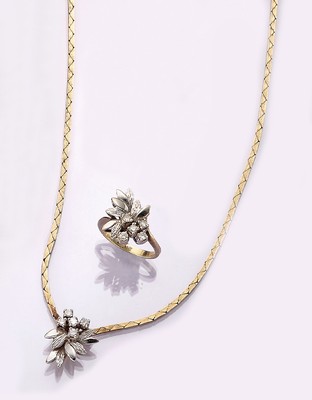 14 kt Gold Brillant-Schmuckset, GG/WG 585/000, best. aus: Collier, L. ca. 40.5 cm, Kastenschloß mit Sicherheitsacht, florales Mittelteil mit 5 ...