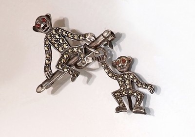Markasit-Brosche, 1920/30er Jahre, 925er Silber, Affe auf Balken mit bewegl. Affen als Abhängung, in der Lit. abgebildet, 4.5 x 3.5 cm, selten im ...